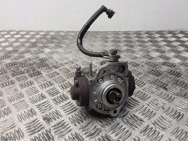 Bomba de combustible Lexus OEM HU2940000324 - Usada image 4