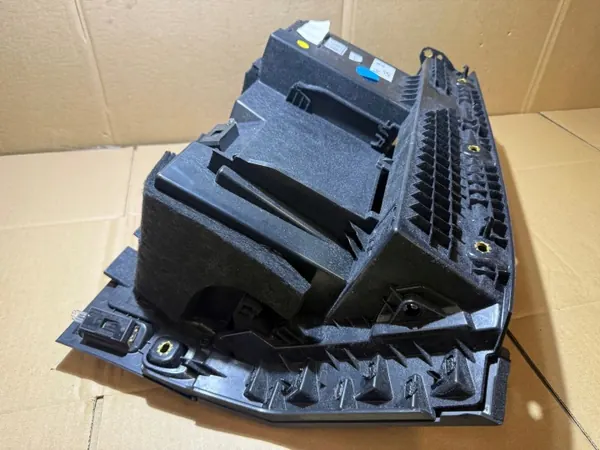 Audi A6 C8 Matkustajan hansikaslokero OEM 4K1857035A Musta image 3