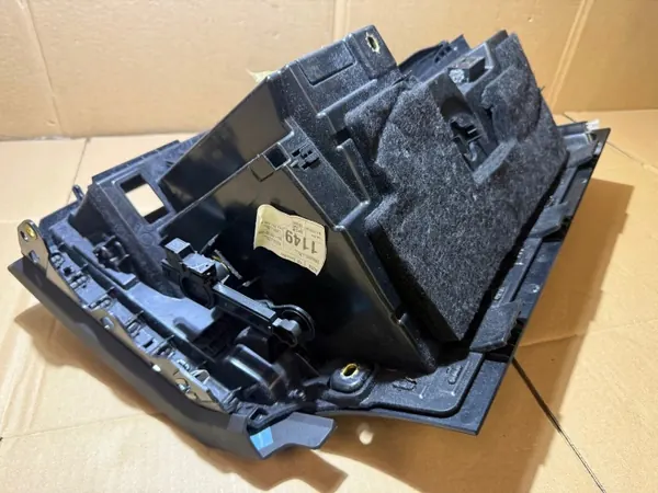 Audi A6 C8 Matkustajan hansikaslokero OEM 4K1857035A Musta image 4