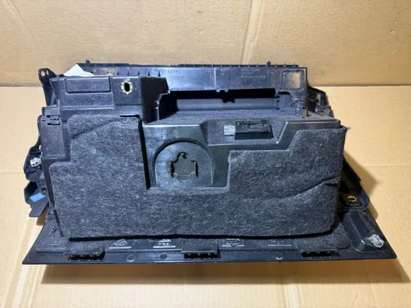 Audi A6 C8 Matkustajan hansikaslokero OEM 4K1857035A Musta image 5