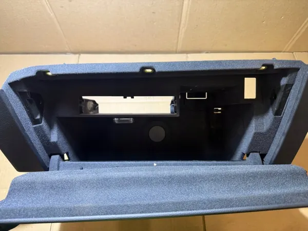 Audi A6 C8 Matkustajan hansikaslokero OEM 4K1857035A Musta image 7