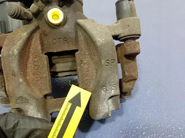 VW Passat B8 takaoikea jarrupuristintuki OEM 3Q0615406 image 10