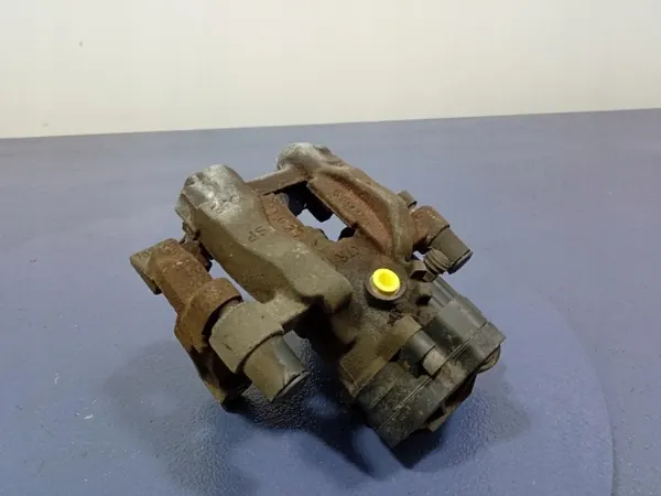 VW Passat B8 takaoikea jarrupuristintuki OEM 3Q0615406 image 3
