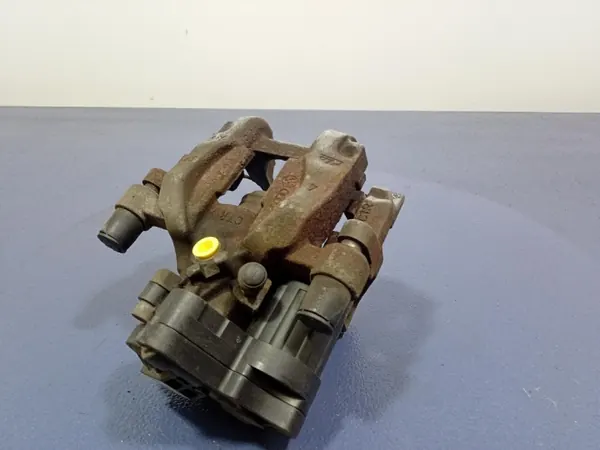 VW Passat B8 takaoikea jarrupuristintuki OEM 3Q0615406 image 4