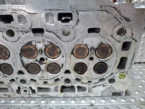 Culasse Moteur OEM 9812313410 pour Peugeot image 7