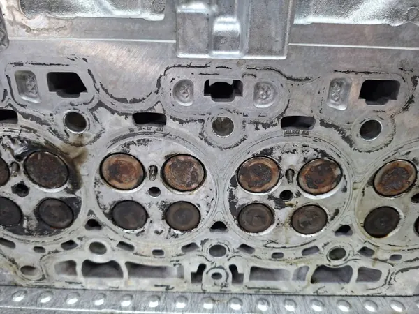 Culasse Moteur OEM 9812313410 pour Peugeot image 8