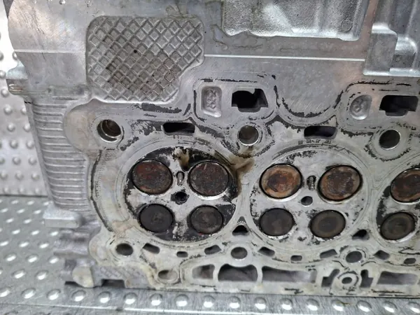 Culasse Moteur OEM 9812313410 pour Peugeot image 9