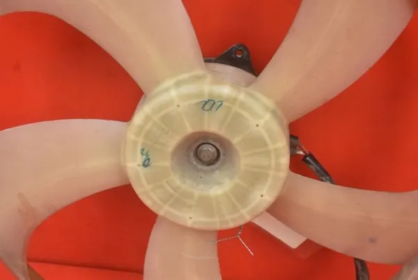 FLÄKT TOYOTA COROLLA E15 1.4 VVTI 06-13 OEM 16363-22120 image 2