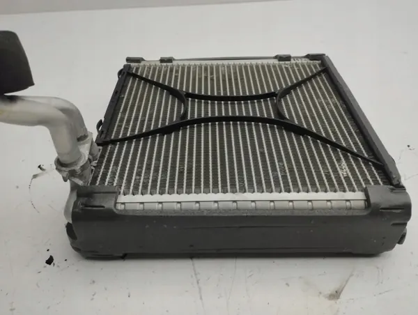 BMW i3 2017 Lämmitinjäähdytin ilmastointi OEM AMD128276 image 3
