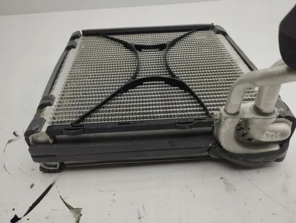 BMW i3 2017 Lämmitinjäähdytin ilmastointi OEM AMD128276 image 4