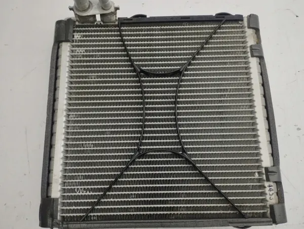 BMW i3 2017 Lämmitinjäähdytin ilmastointi OEM AMD128276 image 6