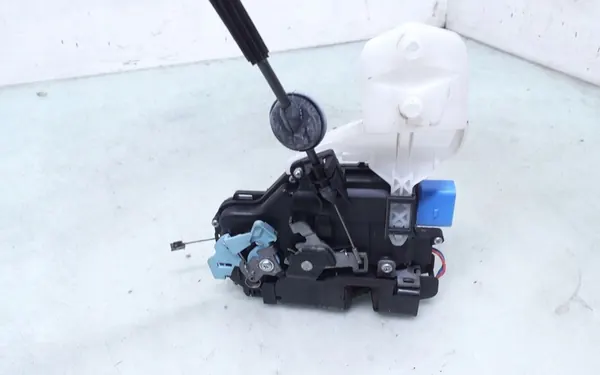 VW Touran II Linke Vordertürschloss 3D1837015AS image 2