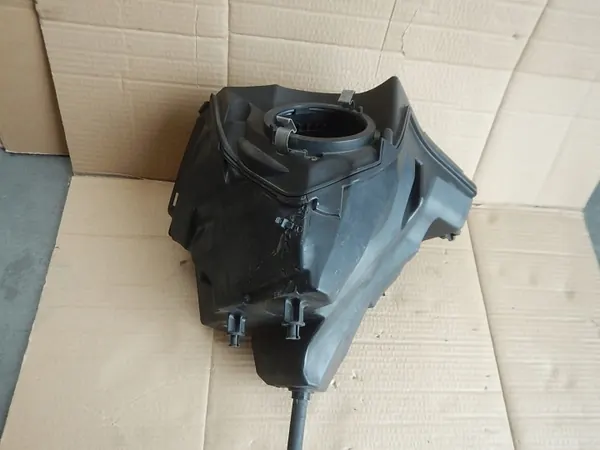 Audi Ilmansuodinkotelo OEM 8K0133837P Käytetty image 3