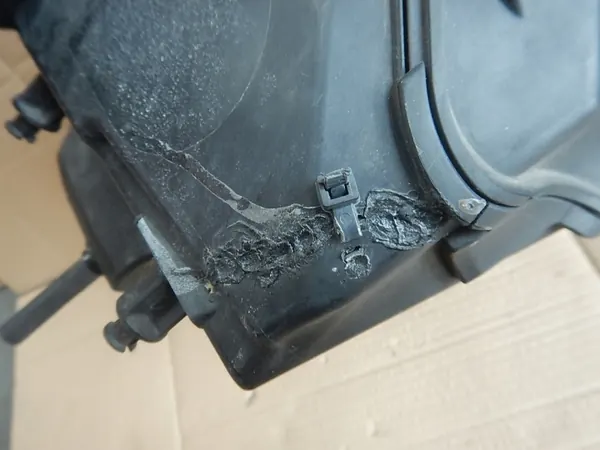 Audi Ilmansuodinkotelo OEM 8K0133837P Käytetty image 4
