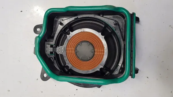 Altavoz grave derecho BMW 7 2017 OEM 6801076 - Usado image 5