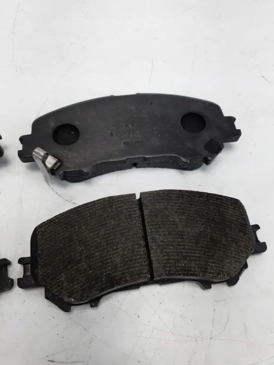 Bromsbelägg fram OEM D10604EA0A - Begagnad Nissan OE image 4