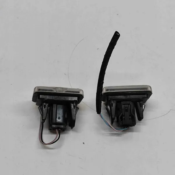 Feu de plaque Mazda CX-30 2023 OEM DFR550858 image 3