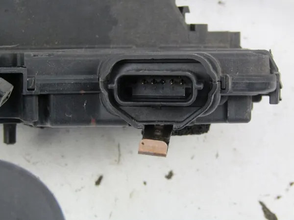 Bakre Höger Dörrlås Renault Clio IV 12- OE 825004167R image 7