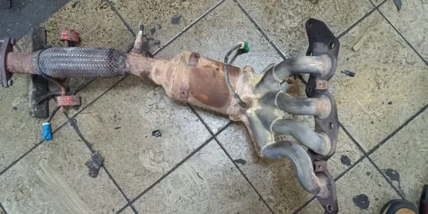 Catalyseur Ford OE 4M51-5F297-RA d'occasion image 2