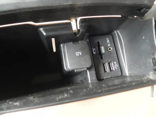 Asbak OEM EM2T-14F014-AA met USB AUX SD Aansluiting image 3