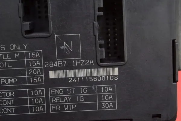 Sulakekotelo OEM 284B71HZ2A Nissan Micra K13:lle image 7