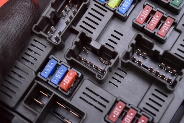 Sulakekotelo OEM 284B71HZ2A Nissan Micra K13:lle image 8
