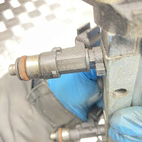 Rampe d'injection 2.5T V70 III XC70 III S80 II C30 V50 S40 II C70 II image 6