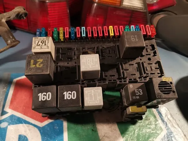 Caixa de fusíveis relé SEAT CORDOBA 1.8 image 2