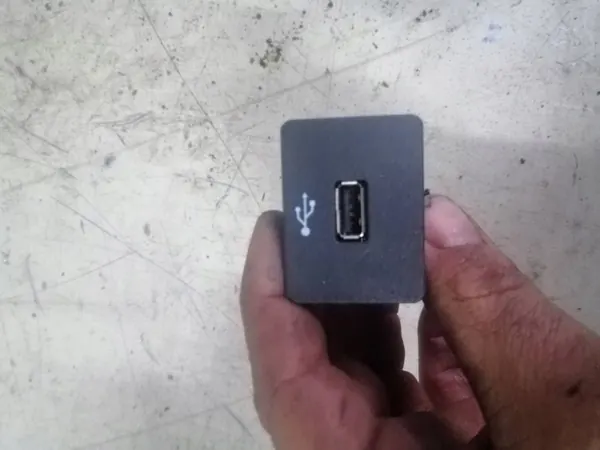Prise USB Ford Transit Mk8 OEM HS7T14G332AB image 2