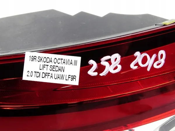 Luz trasera izquierda Skoda Octavia III Lift Sedan image 4