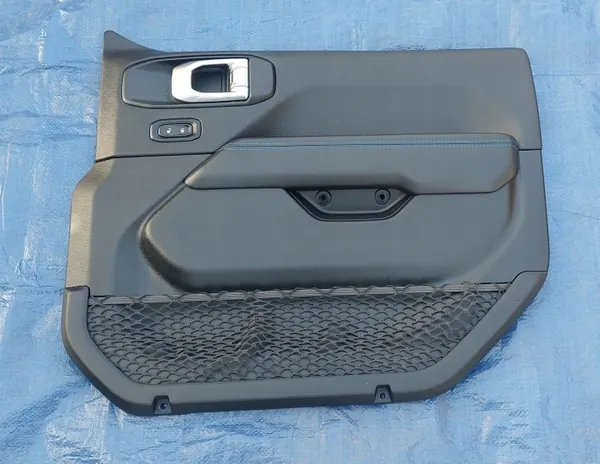 Jeep Wrangler JL Dörrklädsel OEM 6899986ABPP3 Höger Fram image 2