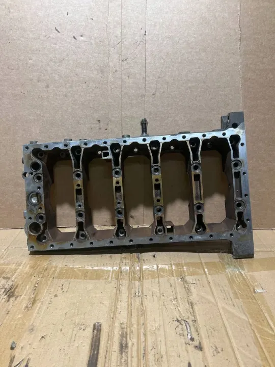 Demi-bloc de vilebrequin Volvo S80 OEM 1001754 image 4