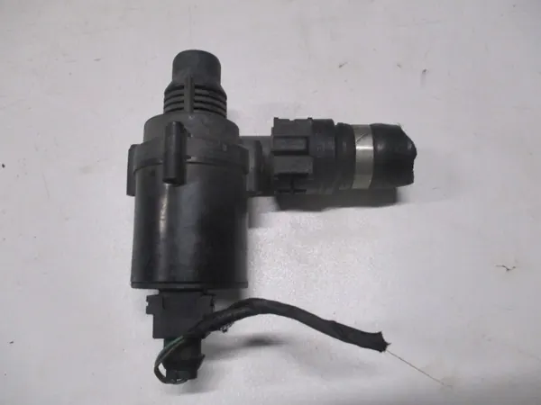 Soupape d'eau OEM 64216917700 - État utilisé image 2