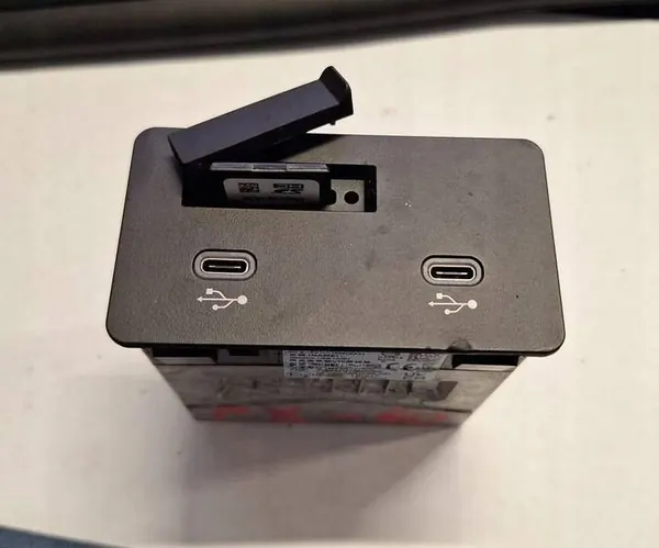 USB-Steckdose Mazda CX-60 OEM KBB4669U0 image 2