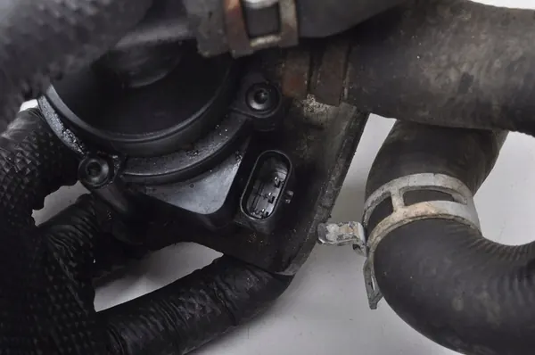 VATTENPUMP VOLVO XC90 II 31686005 image 7