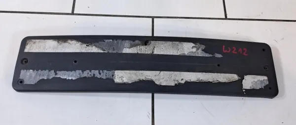 Mercedes W212 Front Kennzeichenhalter OEM A2128170078 image 2