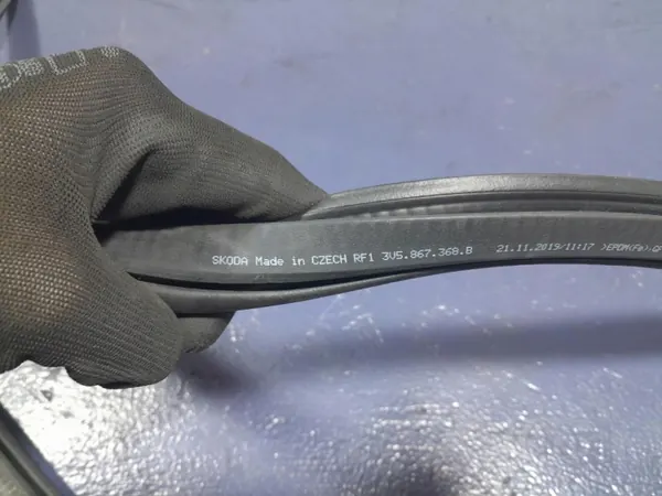 Skoda Superb III Lift HB Deurafdichting Achter Links OEM 3V5867368B image 7