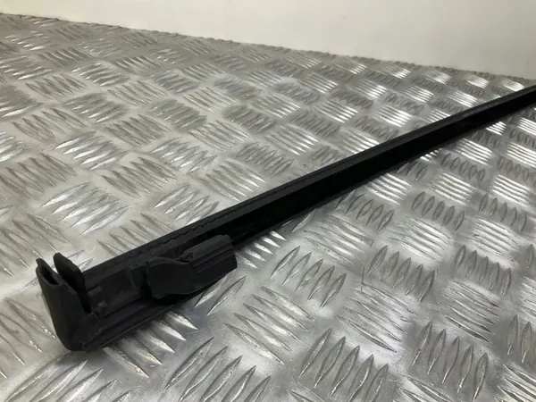 Audi A5 takaikkunan lista OEM 8F0853764D image 3