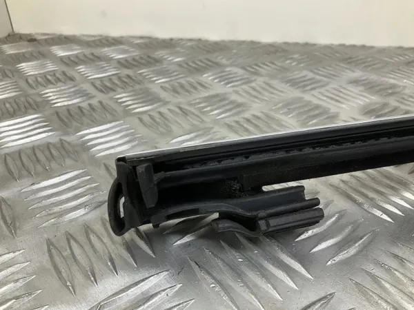 Audi A5 takaikkunan lista OEM 8F0853764D image 4