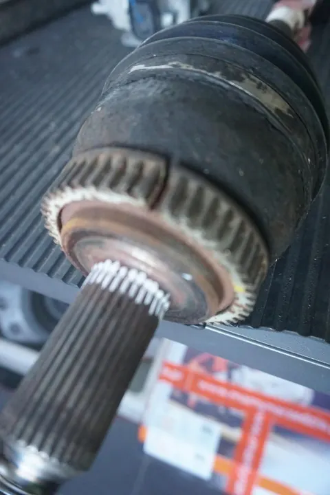 HYUNDAI TUCSON I 2007 2.0 CRDI Vänster Främre CV Joint 49501-2E800 image 4