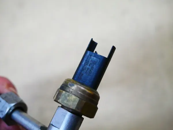 BMW Brandstofdruksensor 7547883 image 3