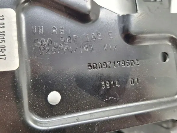 VW Passat B8 GTE Kiinnitystuki OEM 5Q0971796 image 3