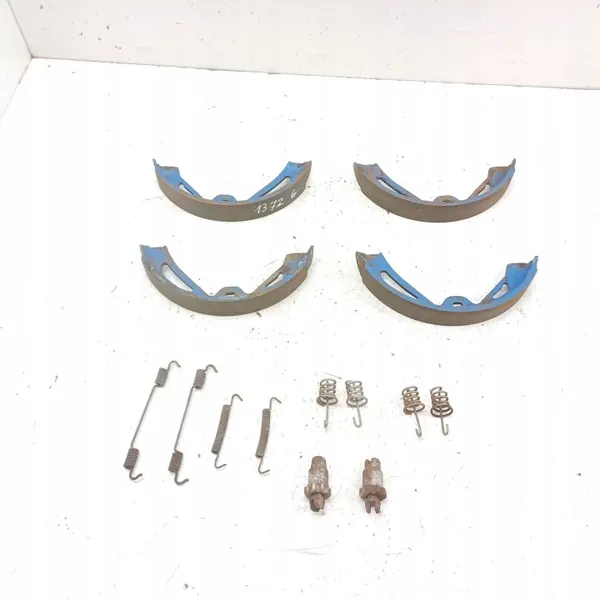 Porsche Taycan handbromsbelägg OEM MAM64581 image 4