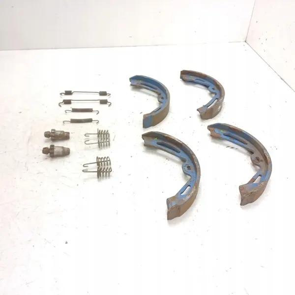 Porsche Taycan handbromsbelägg OEM MAM64581 image 5