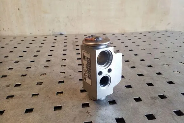 Ilmastointijäähdyttimen venttiili VW TOUAREG 3.0L 7L0820679C image 2