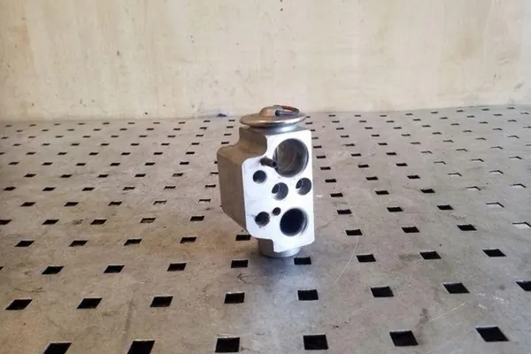 Ilmastointijäähdyttimen venttiili VW TOUAREG 3.0L 7L0820679C image 4