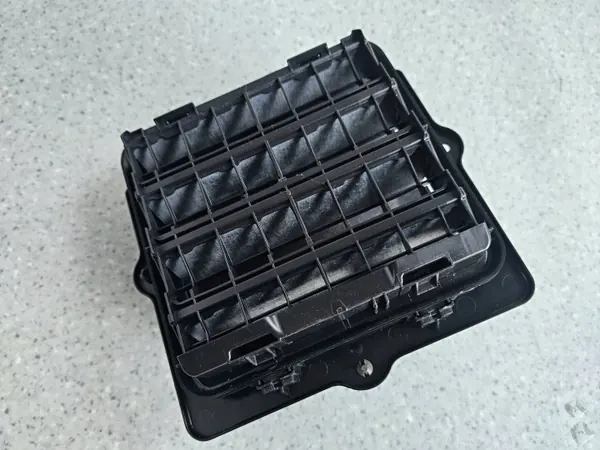 Jeep OE WLKRATWENTYPRAW takakontin tuuletusritilä oikea image 3