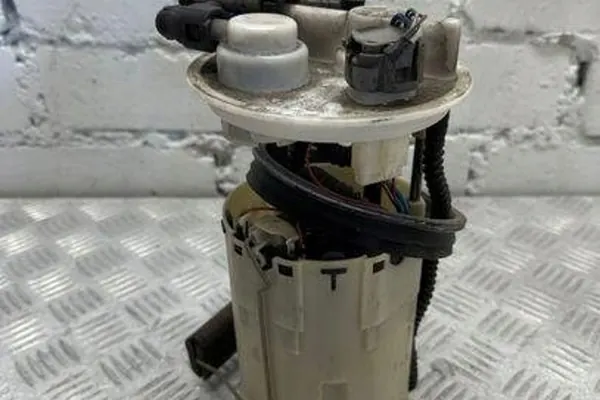 Polttoainepumppu TOYOTA AVENSIS (_T25_) 1.8L bensiini image 2