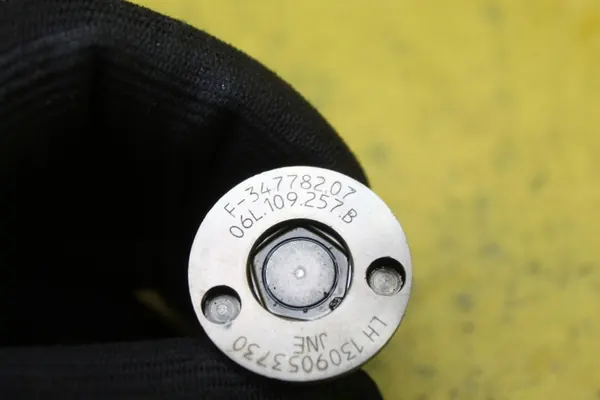 Válvula de ajuste de árvore de cames OEM 06L109257B Audi image 4