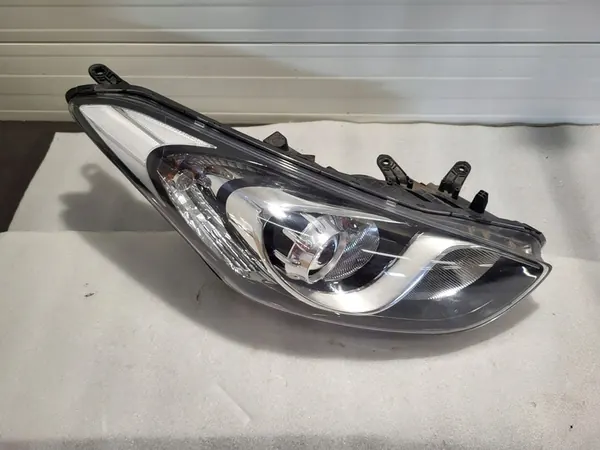 Faros delanteros derecho Hyundai i30 II 2012-2016 image 6